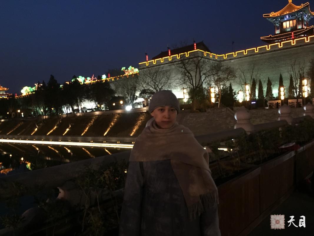 20150217果实法师果芳居士参观西安古城墙夜游钟楼1