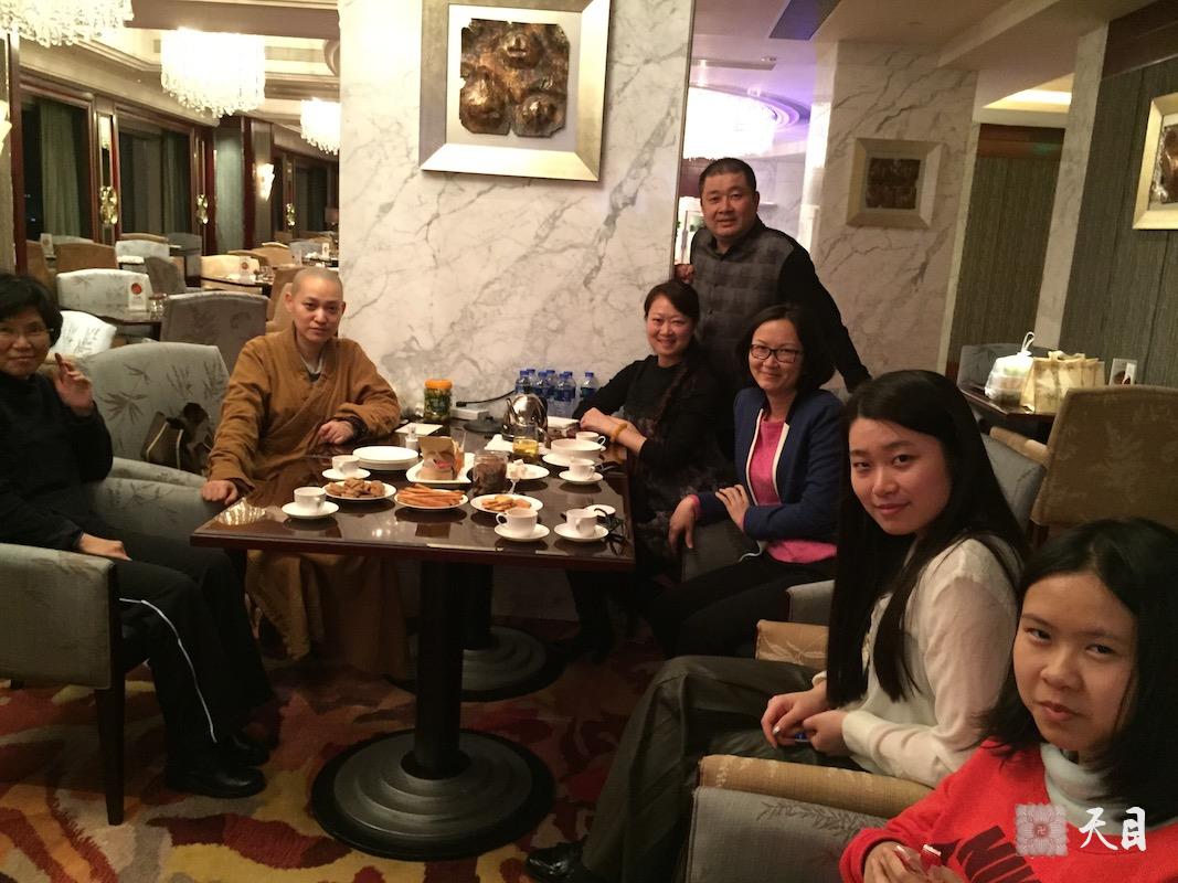 20150218果实法师除夕夜和信众在广州香格里拉一起给恩师圣观法师祈福