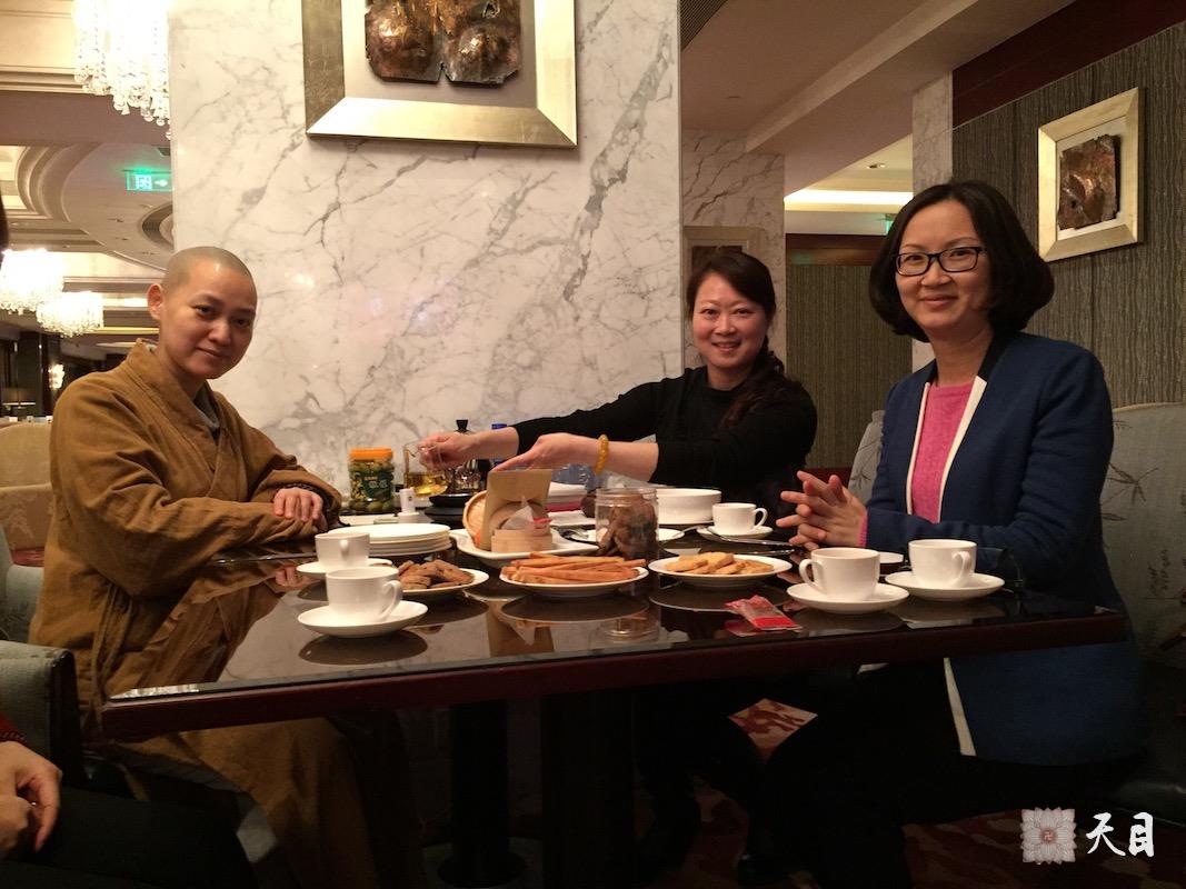 20150218果实法师除夕夜和信众在广州香格里拉一起给恩师圣观法师祈福