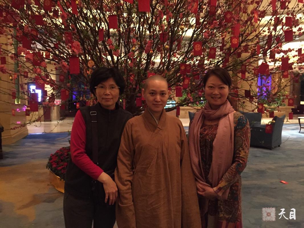 20150219果实法师农历新年初一广州香格里拉和常彩果芳果珍常戒居士给恩师圣观法师祈福
