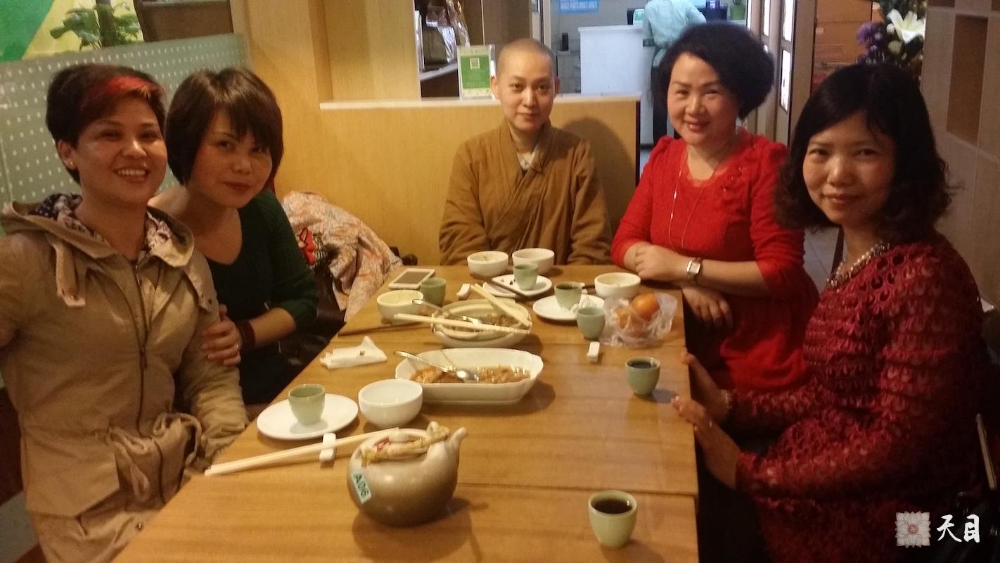 20150226果实法师在广州一天一素素食馆应供给恩师圣观法师祈福