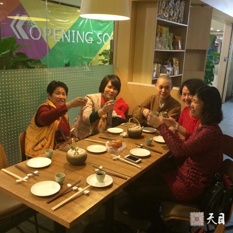 20150226果实法师在广州一天一素素食馆应供给恩师圣观法师祈福