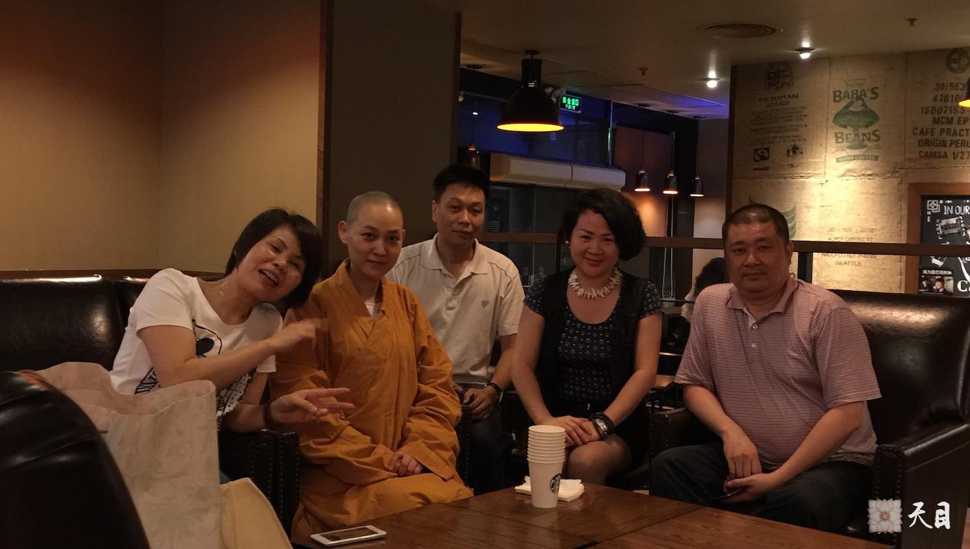 20150428果实法师和心一常顺常彩常芳演晟居士在广州星巴克给恩师圣观法师祈福