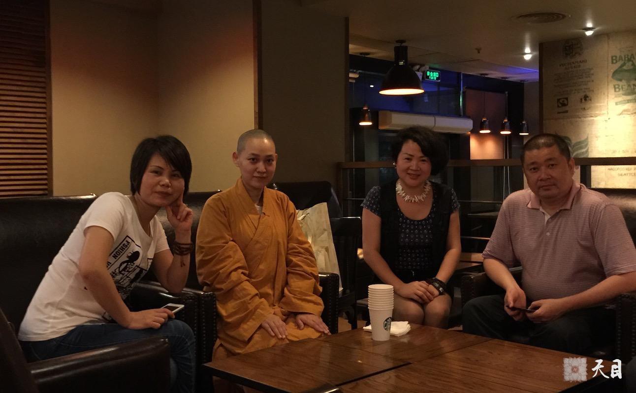 20150428果实法师和心一常顺常彩常芳演晟居士在广州星巴克给恩师圣观法师祈福