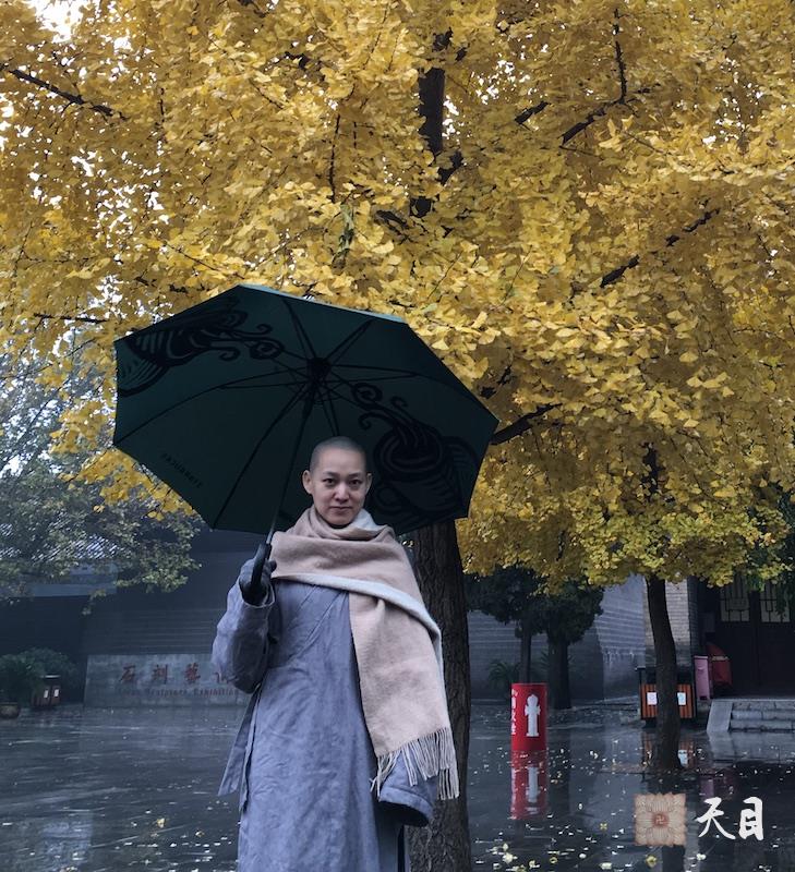 20151117果实法师常顺常意居士雨中西安碑林博物馆2