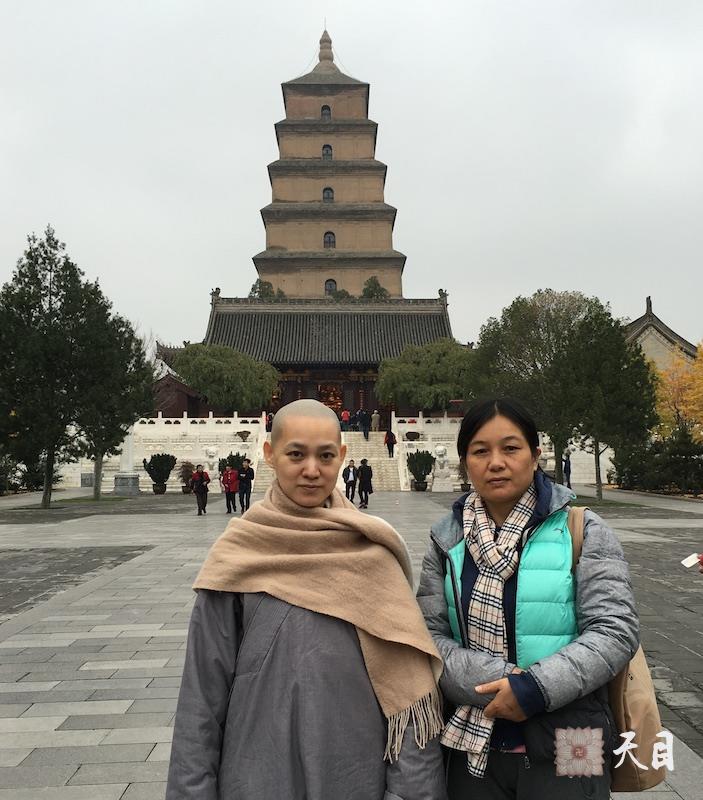 20151118果实法师带领常意常顺居士在西安大慈恩寺瞻仰大雁塔1