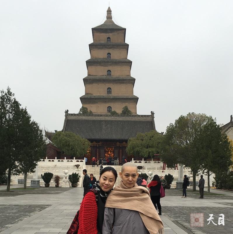 20151118果实法师带领常意常顺居士在西安大慈恩寺瞻仰大雁塔1