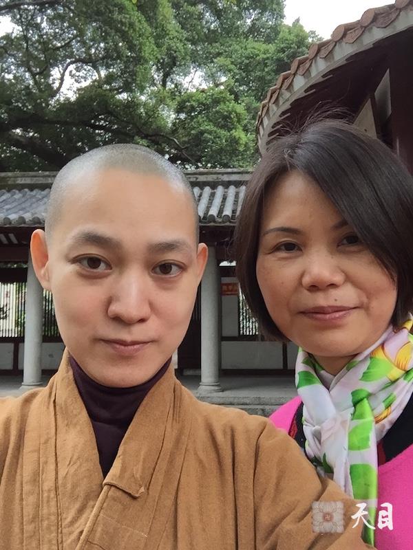 20151214果实法师和常香法师常彩居士在广州光孝寺给恩师圣观法师祈福