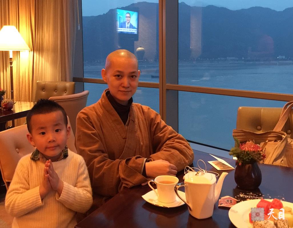 20151226果实法师到温州弘法和常意常江居士在香格里拉豪华阁给恩师圣观法师祈福