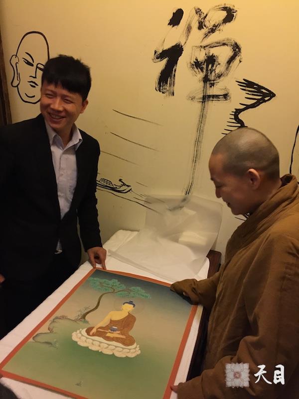 20160109果实法师在温云开清净茶馆观赏西藏拉萨雪堆白唐卡老板常明居士供养的释尊唐卡