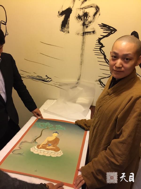 20160109果实法师在温云开清净茶馆观赏西藏拉萨雪堆白唐卡老板常明居士供养的释尊唐卡