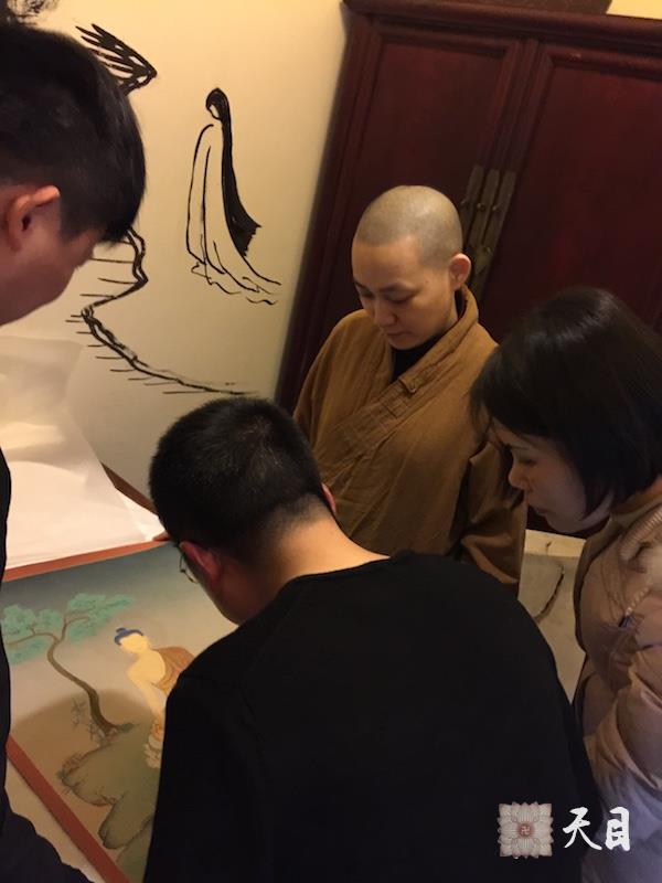 20160109果实法师在温云开清净茶馆观赏西藏拉萨雪堆白唐卡老板常明居士供养的释尊唐卡