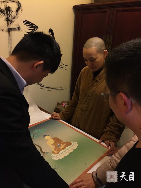 20160109果实法师在温云开清净茶馆观赏西藏拉萨雪堆白唐卡老板常明居士供养的释尊唐卡