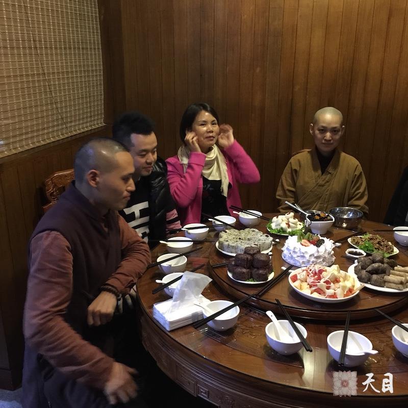 20160112果实法师温州生日信众给恩师圣观法师祈福