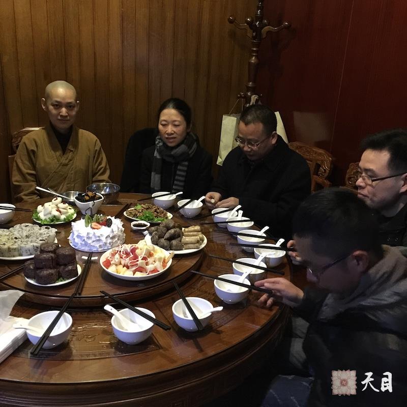 20160112果实法师温州生日信众给恩师圣观法师祈福