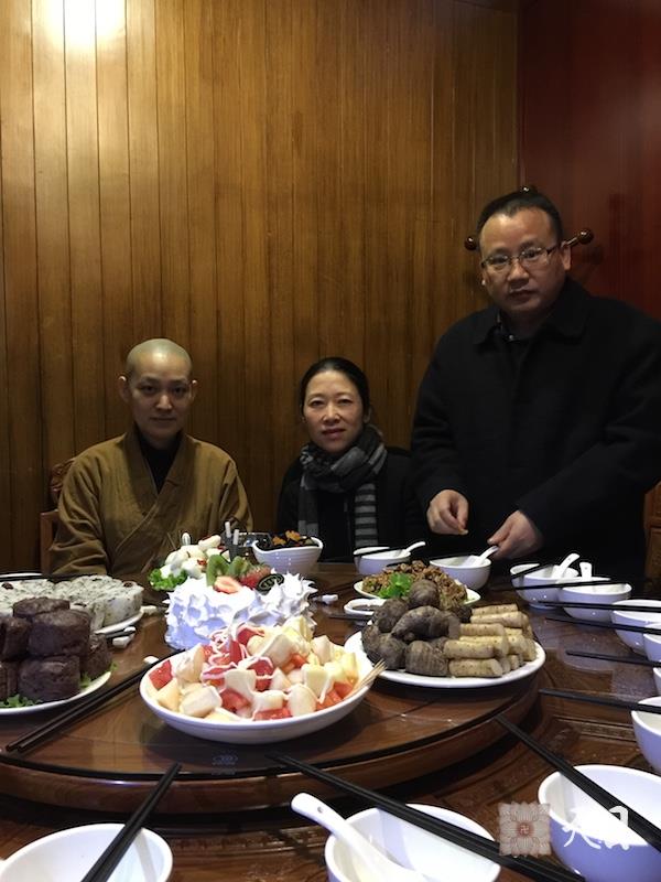 20160112果实法师温州生日信众给恩师圣观法师祈福
