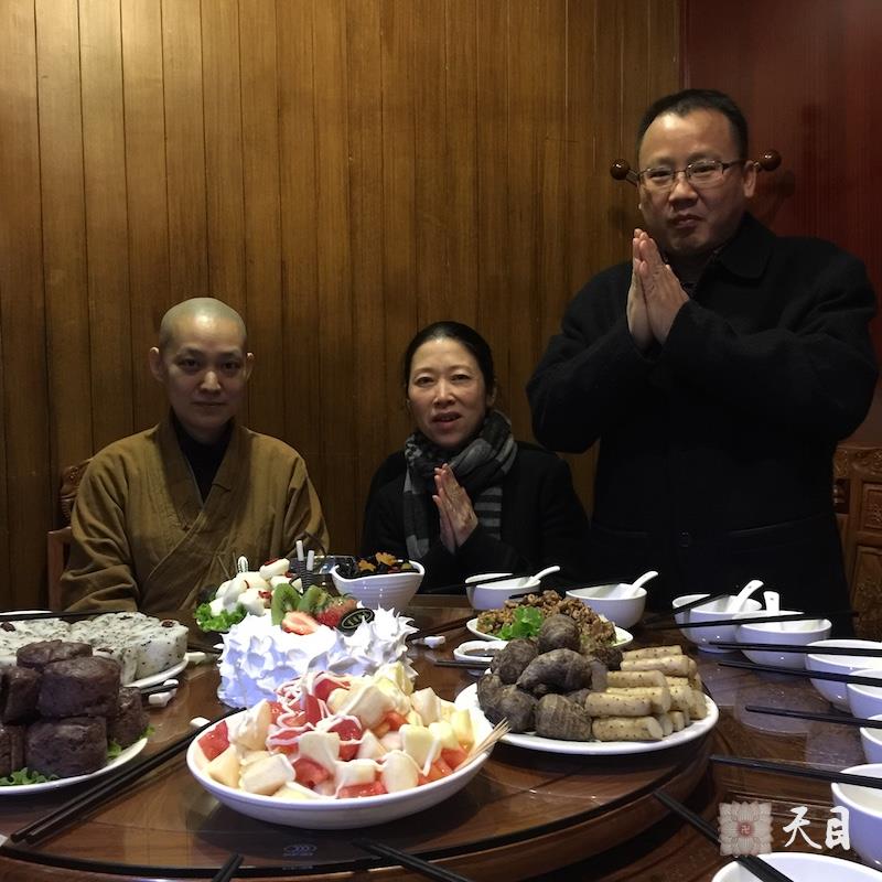 20160112果实法师温州生日信众给恩师圣观法师祈福