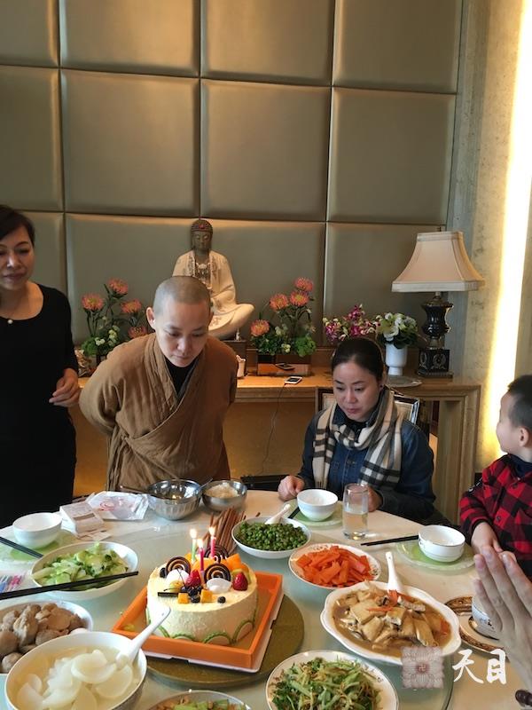 20160112果实法师温州生日信众给恩师圣观法师祈福