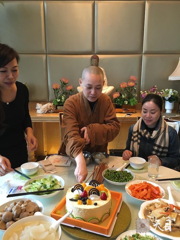 20160112果实法师温州生日信众给恩师圣观法师祈福