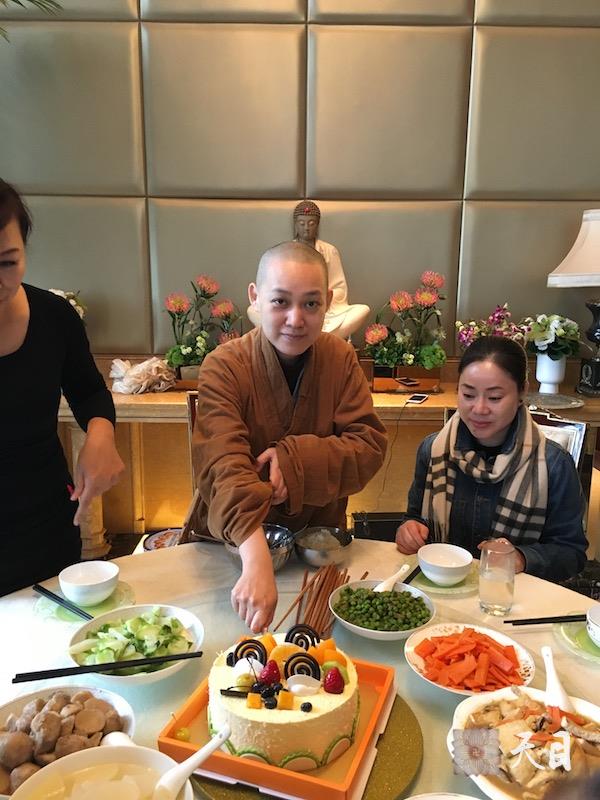 20160112果实法师温州生日信众给恩师圣观法师祈福