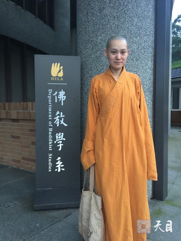 20160526果实法师在台北金柯居士的护持下来到圣严法师创办的法鼓山参学给恩师圣观法师祈福
