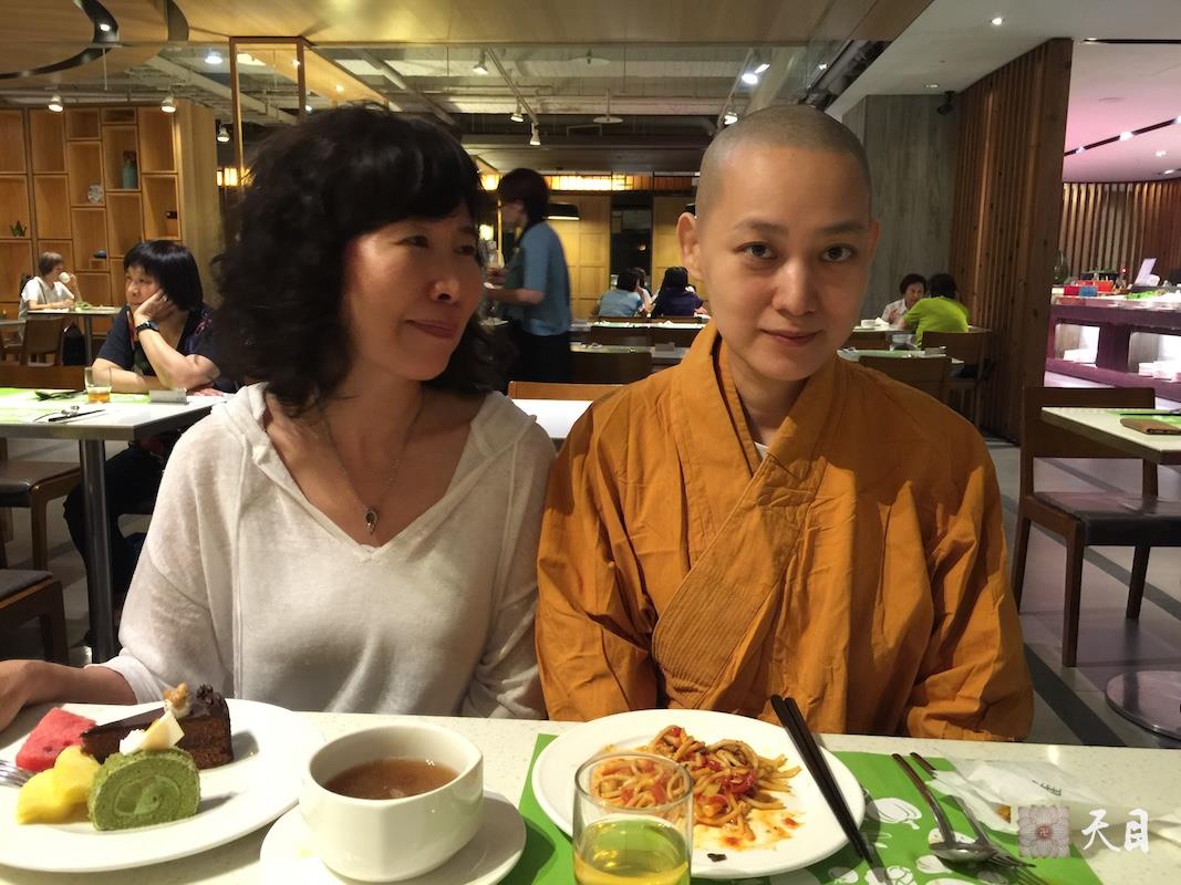 20160526果实法师台应金柯美珍居士供养果然汇素食