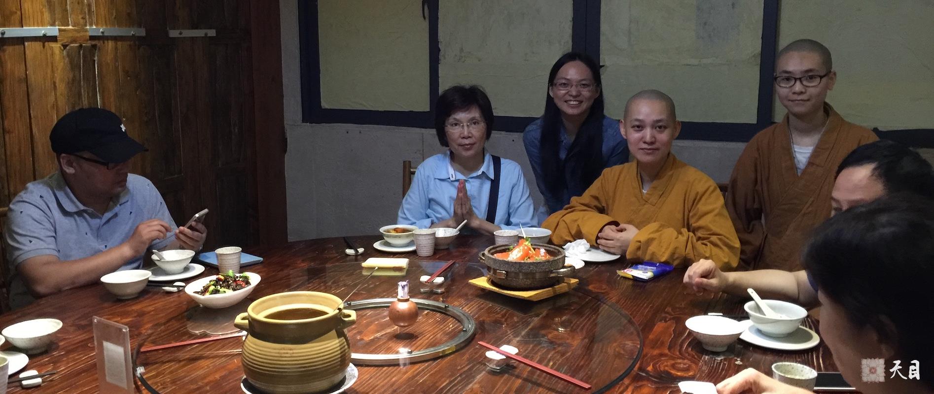 20160608果实法师在深圳应施总施明锋供养与傅海律师等信众齐聚云来居素食馆给恩师圣观法师祈福