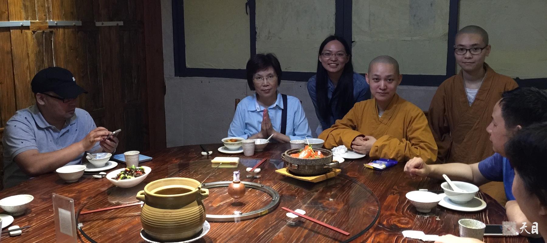 20160608果实法师在深圳应施总施明锋供养与傅海律师等信众齐聚云来居素食馆给恩师圣观法师祈福