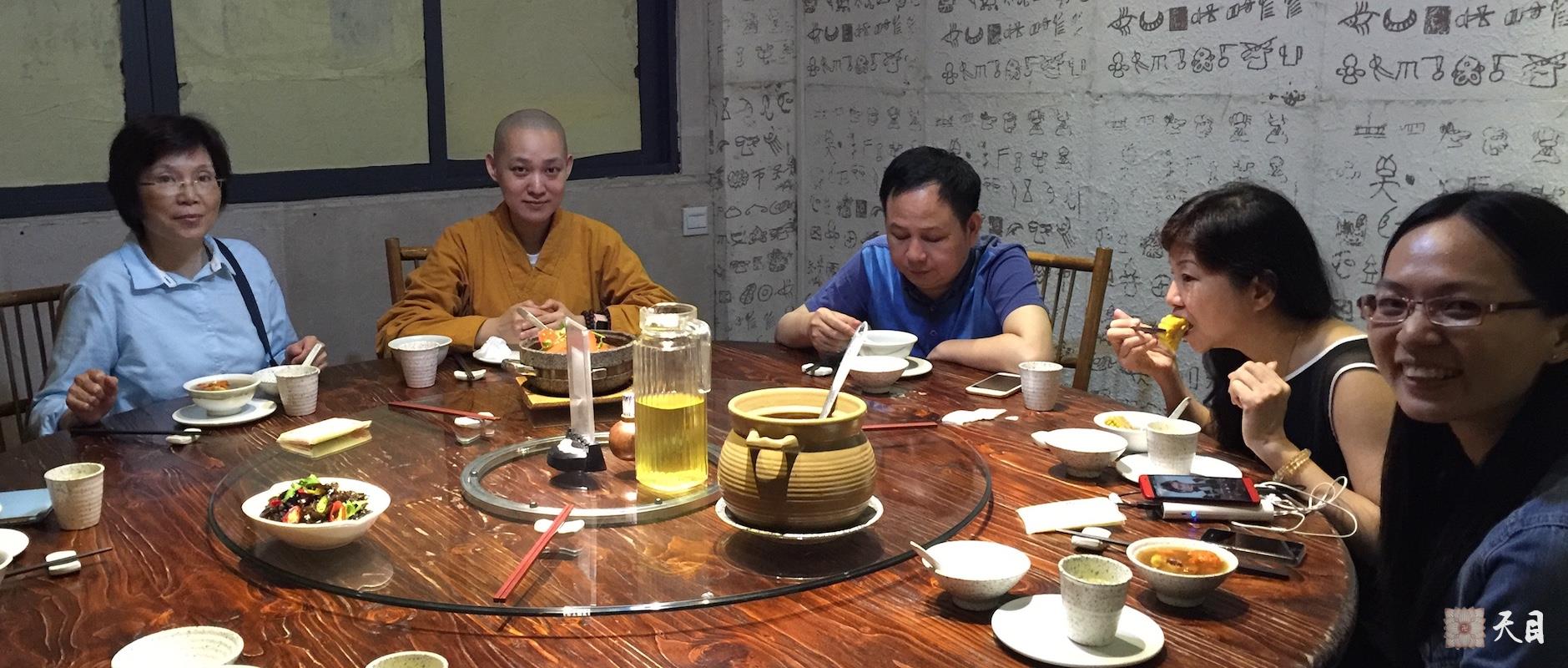 20160608果实法师在深圳应施总施明锋供养与傅海律师等信众齐聚云来居素食馆给恩师圣观法师祈福