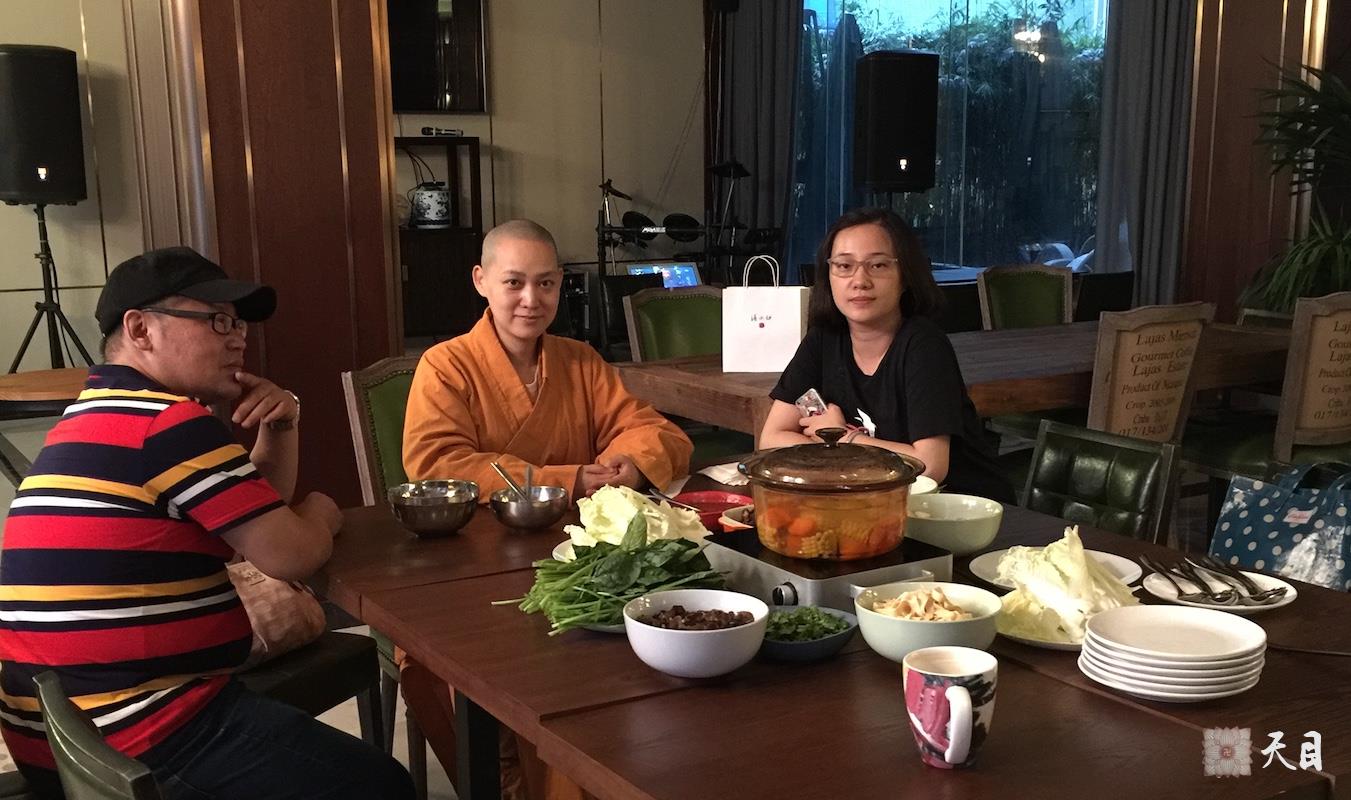 20160712果实法师广州应果慈居士供养果静心宁居士夫妇的初地咖啡馆火锅给恩师圣观法师祈福