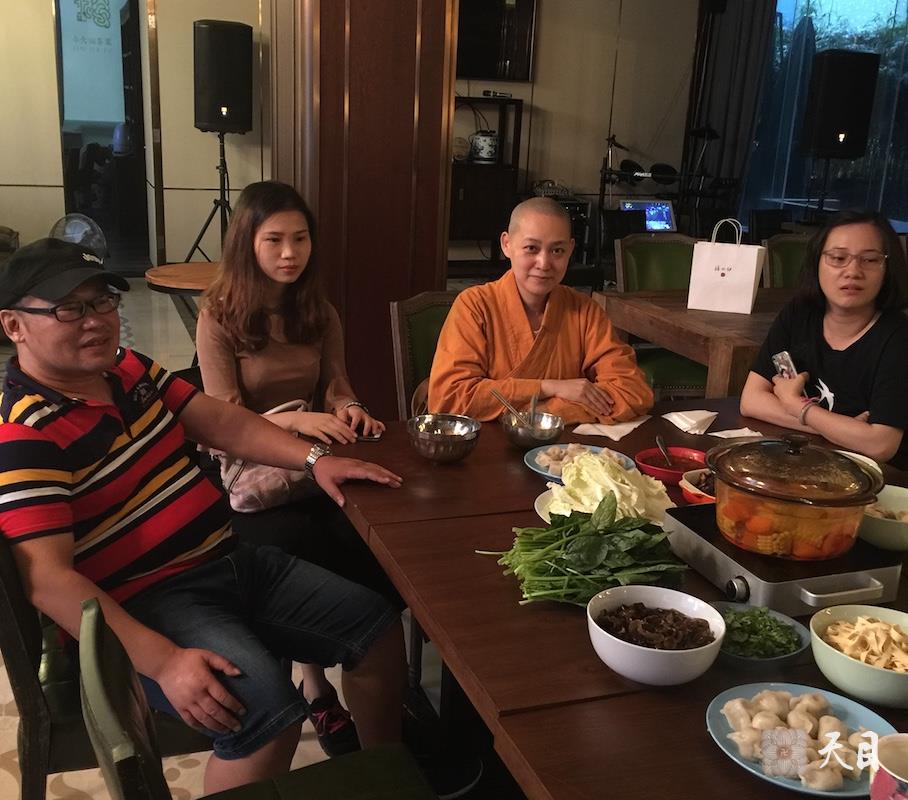 20160712果实法师广州应果慈居士供养果静心宁居士夫妇的初地咖啡馆火锅给恩师圣观法师祈福