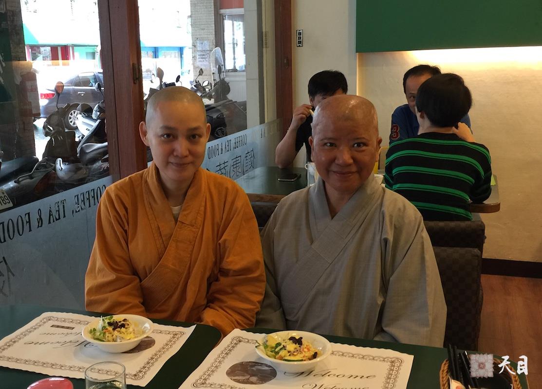 20160914果实法师赴台湾桃园佛教弘誓学院参学和心谦法师合影给恩师圣观法师祈福