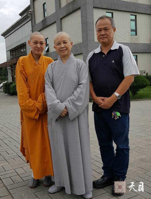 20160915果实法师在台湾桃园佛教弘誓学院参学亲近昭慧法师给恩师圣观法师祈福
