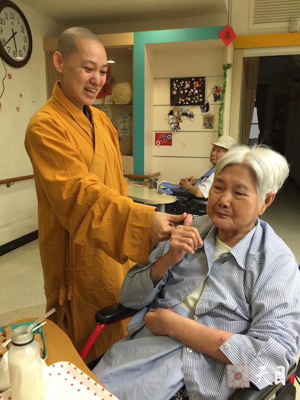 20160918果实法师在台南果芳居士的护持下来到德辉苑老人中心探望果芳居士的妈妈常景居士