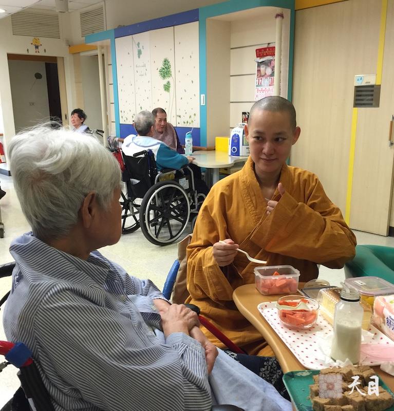 20160918果实法师在台南果芳居士的护持下来到德辉苑老人中心探望果芳居士的妈妈常景居士