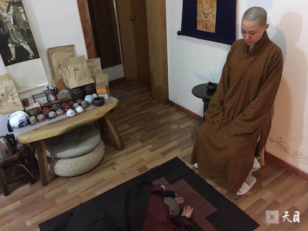 20161008果实法师在西安佛堂接受常香法师受戒顶礼