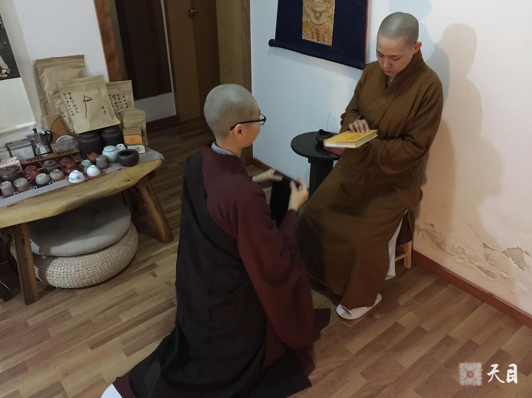 20161008果实法师在西安佛堂接受常香法师受戒顶礼