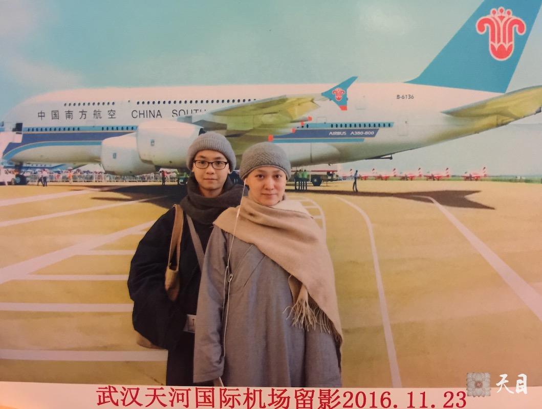 20161123果实法师赴武汉无奈扑空后返程西安前与常香法师在机场留影