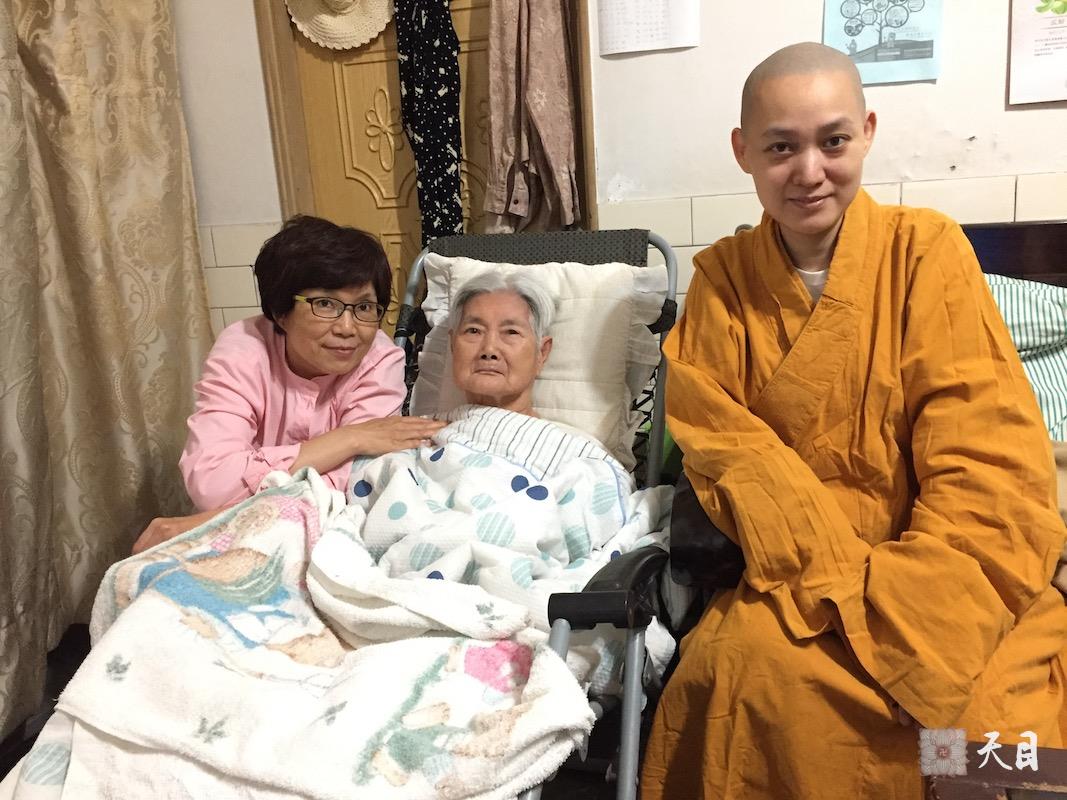 20170512果实法师在台南果芳居士的护持下来到果芳居士的妈妈常景居士家探望常景居士