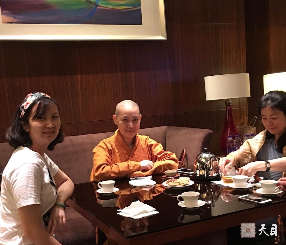 20170703-04果实法师广州喜来登信众一起给恩师圣观法师祈福