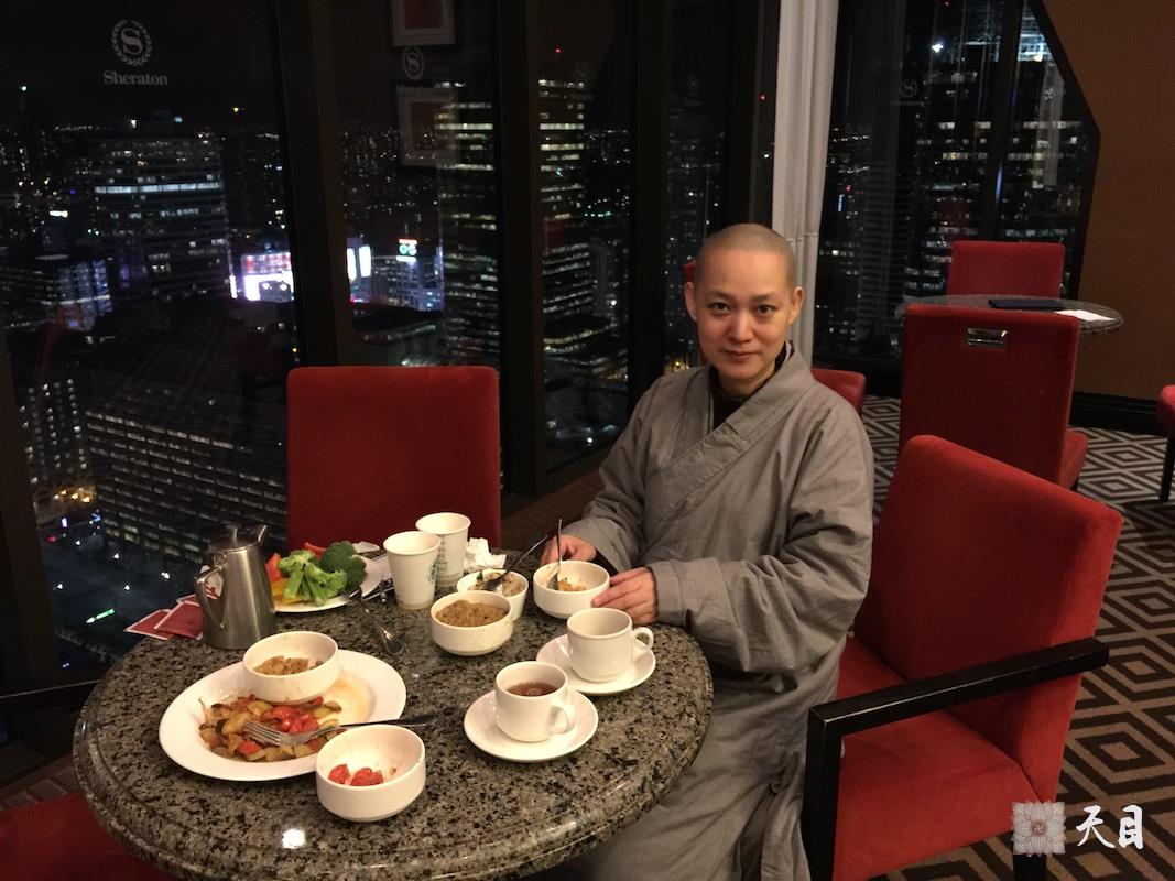 20171218-20果实法师在加拿大多伦多市中心喜来登给恩师圣观法师祈福