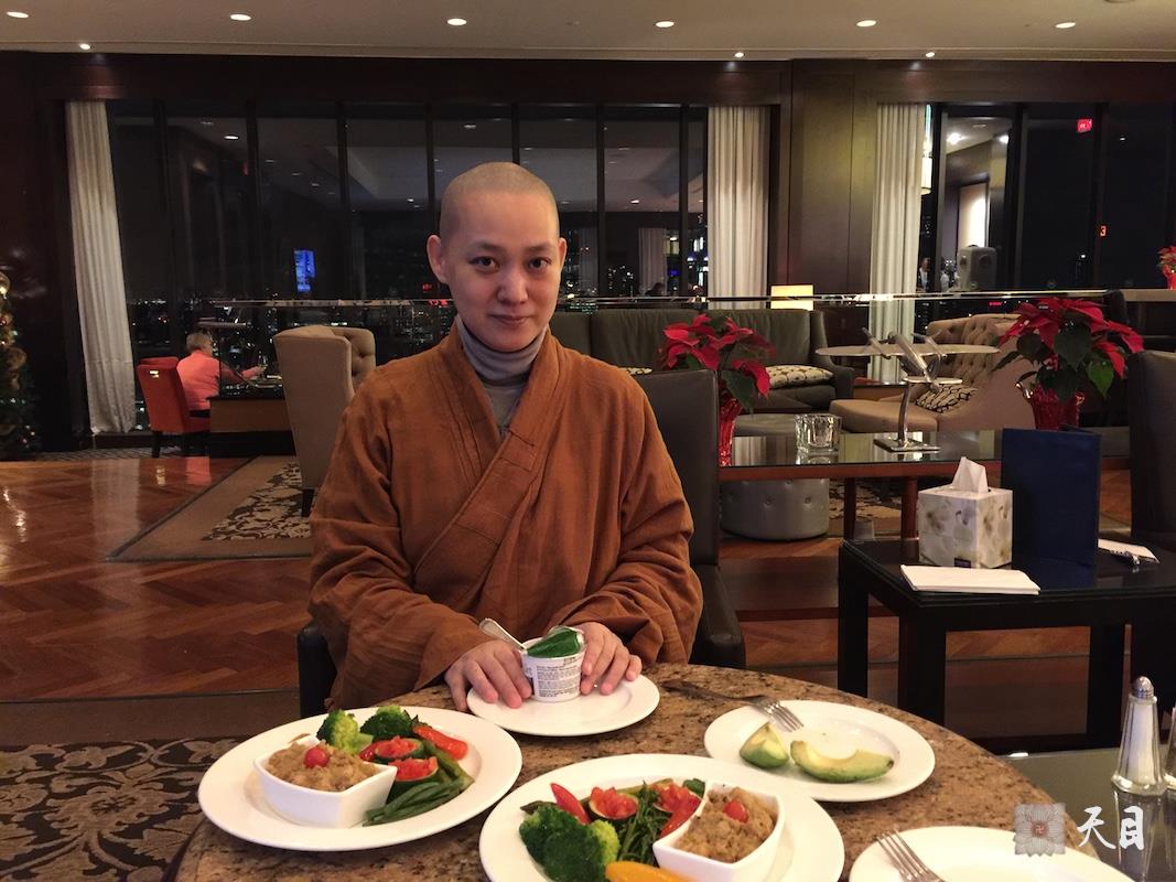 20171221-31果实法师享用净素餐食在加拿大多伦多市中心喜来登