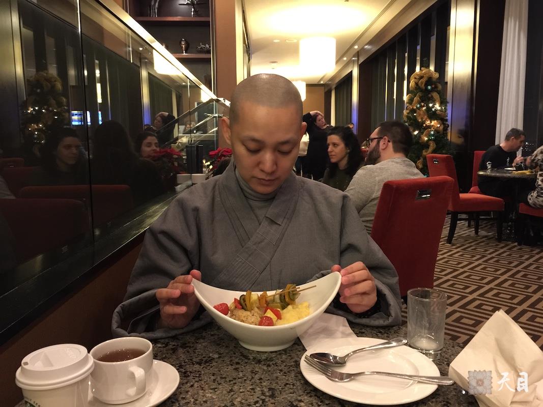 20171221-31果实法师享用净素餐食在加拿大多伦多市中心喜来登
