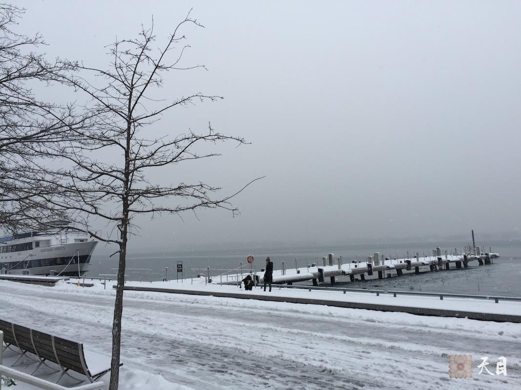 20171223果实法师在多伦多常佳居士护持下来到安大略湖皇后码头大雪中给恩师圣观法师祈福3