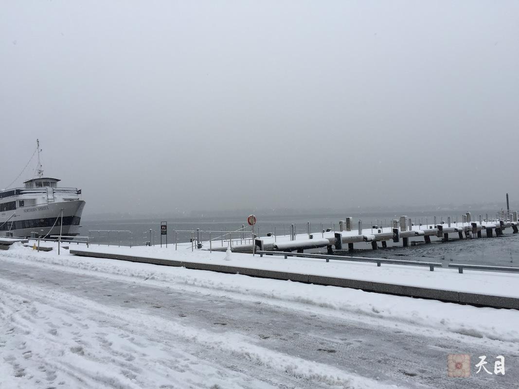 20171223果实法师在多伦多常佳居士护持下来到安大略湖皇后码头大雪中给恩师圣观法师祈福3