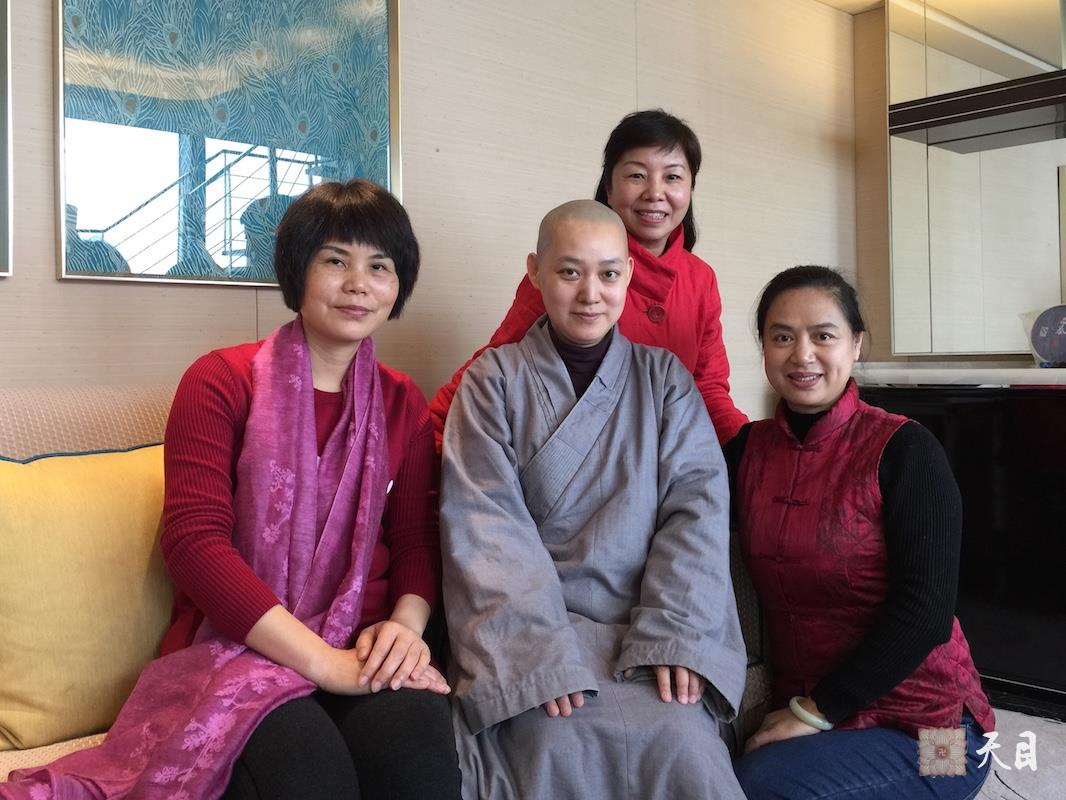 20180130果实法师和果信常彩常贤居士在深圳瑞吉给恩师圣观法师祈福2