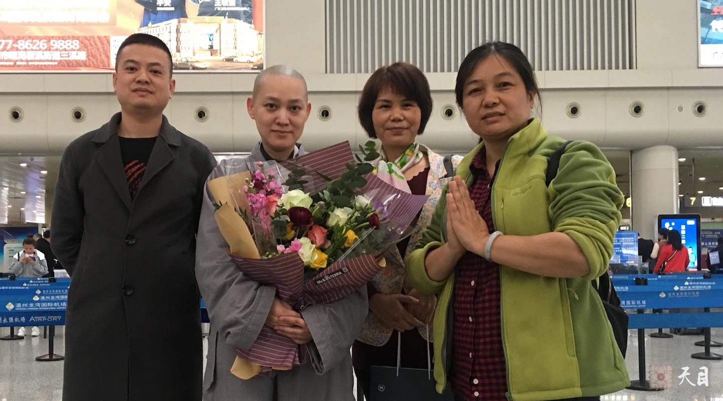 20180318果实法师和果毅常彩常顺常泰居士等在温州机场