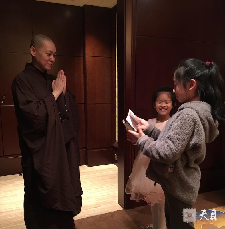20180325果实法师在温州香格里拉给常莉常帅常俊居士皈依一起给恩师圣观法师祈福2