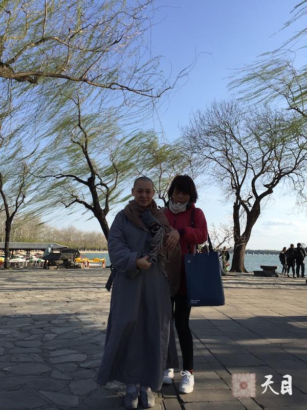 20180406果实法师北京应常星张星水居士供养参观颐和园昆明湖给恩师圣观法师祈福1