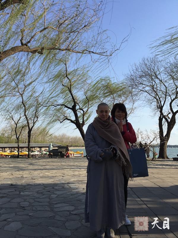 20180406果实法师北京应常星张星水居士供养参观颐和园昆明湖给恩师圣观法师祈福1